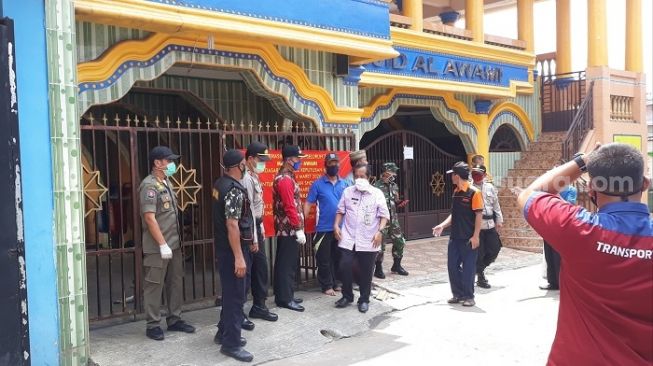 Selama PSBB Depok, Satpol Keliling Imbau Warung Tak Sediakan Tempat Makan