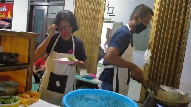 Masker Dibagikan Gratis, Bakmi di Warung Subiyanto Makin Laku