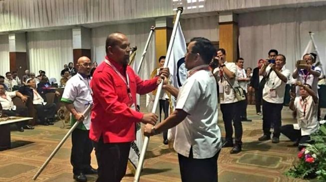 Ketua Umum PP Persatuan Sambo Indonesia (Persambi) Krisna Bayu (baju merah) menerima pataka dari Ketua Umum KONI Pusat Tono Suratman di sela Rapat Anggota KONI Pusat Tahun 2019 di Hotel Sultan Jakarta, Selasa (24/4/2019). [Dok, PP Persambi]