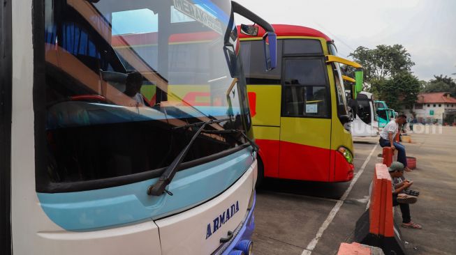 Dirumahkan karena Larangan Mudik, Sopir Bus AKAP Kian Merana saat Corona