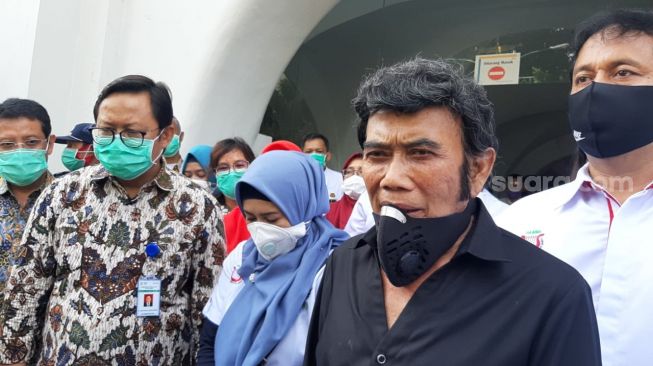 Rhoma Irama serahkan bantuan APD ke RSCM [Suara.com/Herwanto]