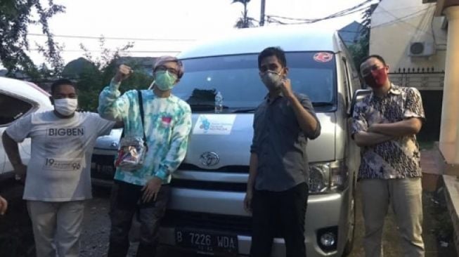 Potret dokter Tirta bareng Toyota HiAce. (Facebook/Tirta Mandira Hudhi)