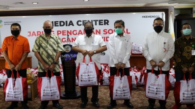 Kemensos Salurkan Bansos Sembako kepada Warga Jabodetabek selama 3 Bulan