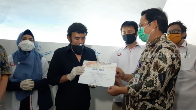 Rhoma Irama serahkan bantuan APD ke RSCM [Suara.com/Herwanto]