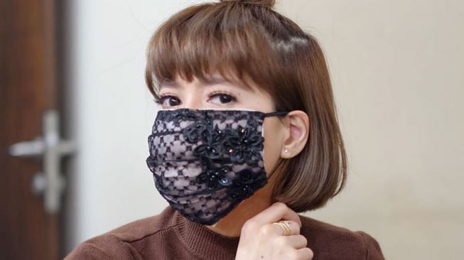 Artis pakai masker kain. (Instagram/@chikajessica88)