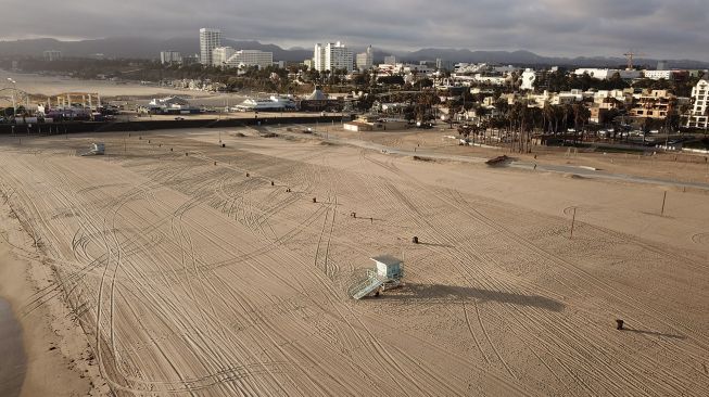 Foto udara pantai Santa Monica dan Dermaga Santa Monica yang kosong di California, Kamis (16/4). [Robyn Beck / AFP]