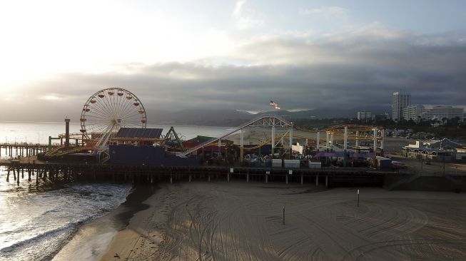 Foto udara pantai Santa Monica dan Dermaga Santa Monica yang kosong di California, Kamis (16/4). [Robyn Beck / AFP]