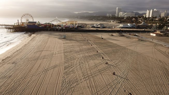 Foto udara pantai Santa Monica dan Dermaga Santa Monica yang kosong di California, Kamis (16/4). [Robyn Beck / AFP]