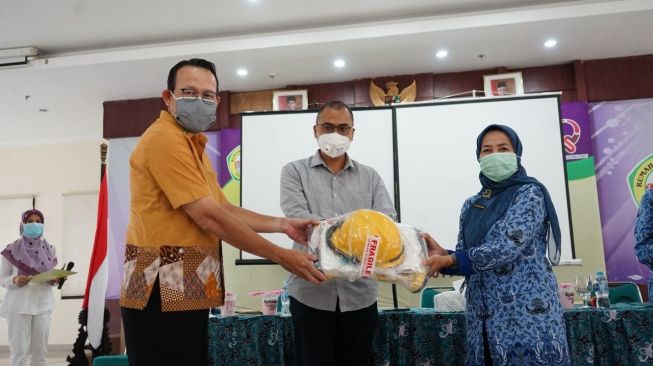 BPJS Kesehatan, IDI, dan sebuah media nasional, menyalurkan bantuan kesehatan ke ke RSUD Tangerang. (Dok : BPJS Kesehatan)