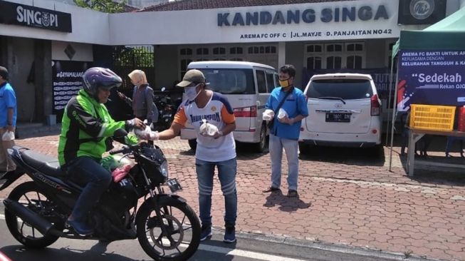 Ringankan Beban Pekerja Sektor Informal, Arema FC Gelar Bakti Sosial