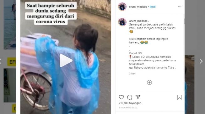 Tiara, gadis kecil hujan-hujanan jual donat di Banjarmasin (Instagram)