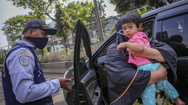 Petugas memeriksa pengendara saat penerapan Pembatasan Sosial Berskala Besar (PSBB) di jalan M.H Thamrin, Cikokol, Kota Tangerang, Banten, Sabtu (18/4). [ANTARA FOTO/Fauzan]