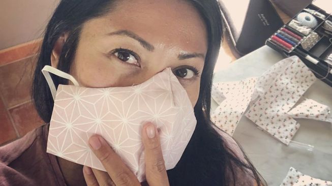 Artis pakai masker kain. (Instagram/@anggun_cipta)