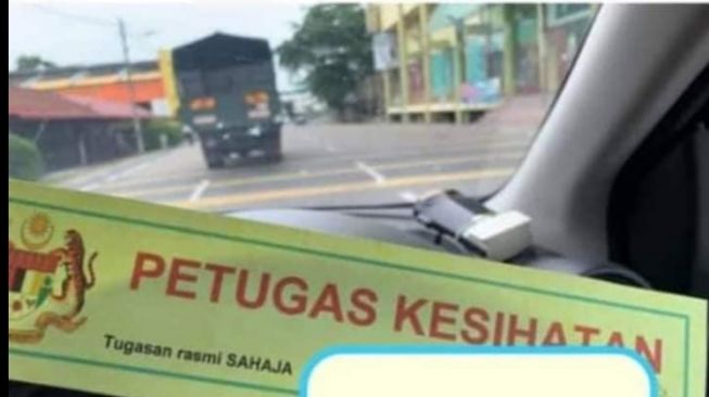 Memanfaatkan stiker untuk lepas dari razia lockdown (Facebook-Polis Daerah Dungun)