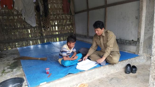 Avan Fathurrahman berkeliling ke rumah murid-muridnya untuk tetap mengajar mereka di tengah pandemi Corona.