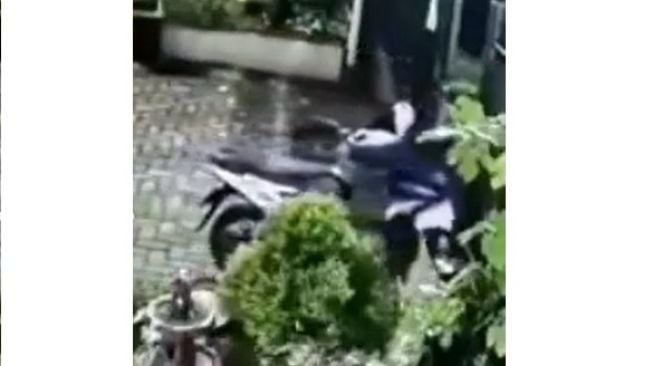 Honda BeAT Dikunci Setang Digondol Maling, Cara Bawanya Bikin Melongo