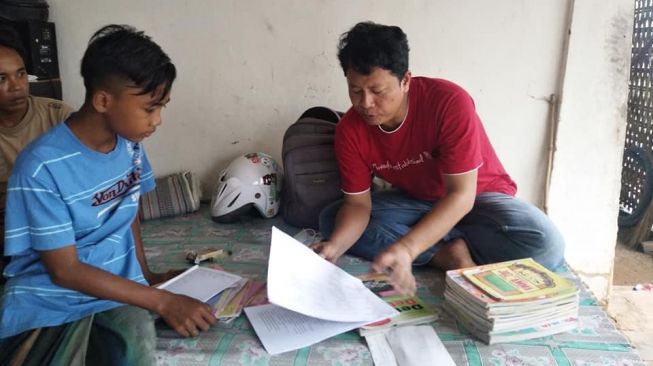 Avan Fathurrahman berkeliling ke rumah murid-muridnya untuk tetap mengajar mereka di tengah pandemi Corona.