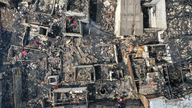 Foto udara kondisi rumah yang terbakar di kawasan Pinangsia, Tamansari, Jakarta, Minggu (19/4).   [ANTARA FOTO/Nova Wahyudi]