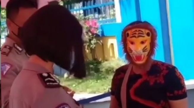 Wanita Pakai Topeng Macan Gegara Tak Punya Masker, Publik: Nakutin Corona