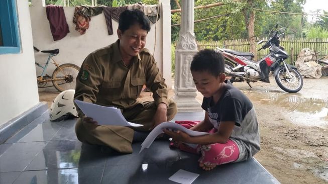 Avan Fathurrahman berkeliling ke rumah murid-muridnya untuk tetap mengajar mereka di tengah pandemi Corona.