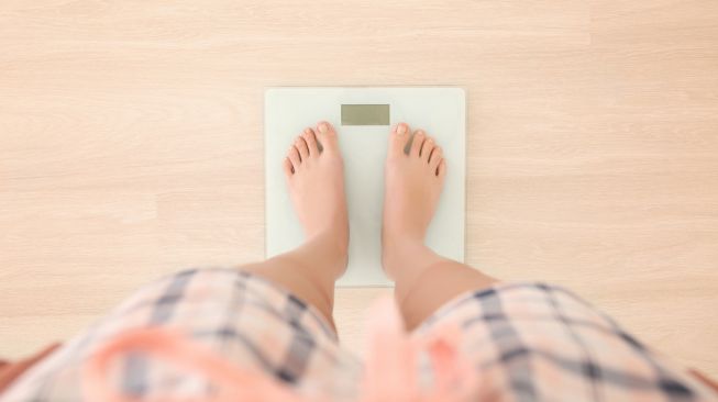 ILUSTRASI. Timbangan berat badan saat WFH. (Shutterstock)