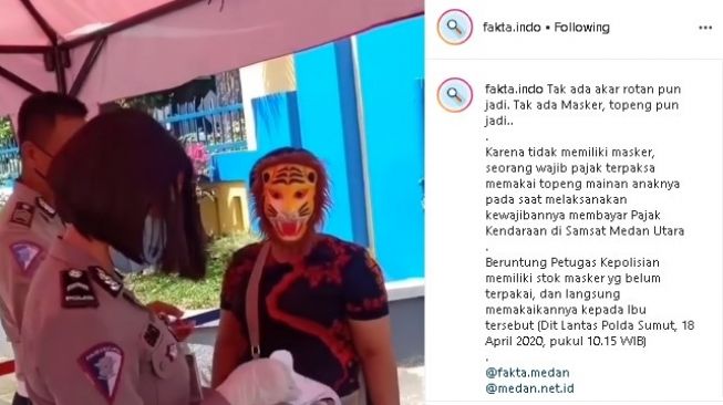 Wanita pakai topeng mainan karena tak memiliki masker. (Instagram/@fakta.indo)