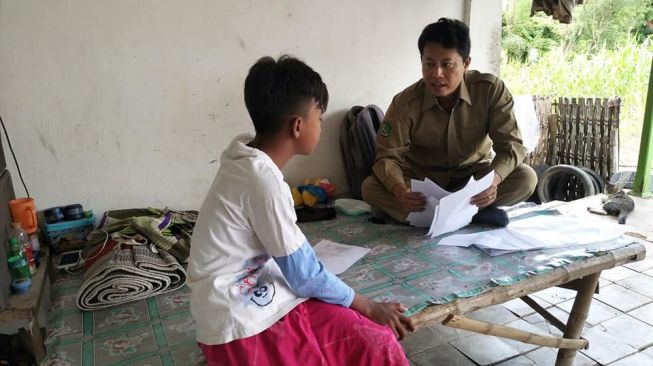 Avan Fathurrahman berkeliling ke rumah murid-muridnya untuk tetap mengajar mereka di tengah pandemi Corona.