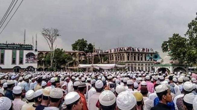 Puluhan Ribu Warga Hadiri Pemakaman Ulama, Bangladesh Lockdown 7 Desa