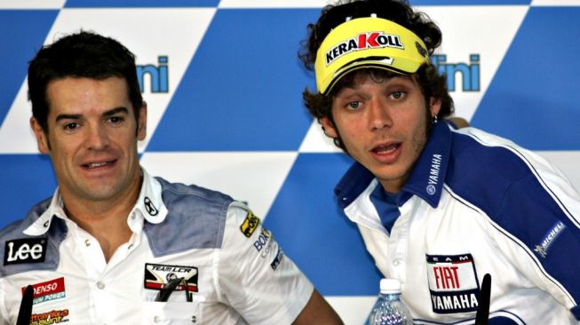 Carlos Checa (kiri) dan Valentino Rossi saat menghadiri konferensi pers di Sirkuit Sepang, Malaysia, 18 Oktober 2007. Keduanya pernah berduet di tim pabrikan Yamaha pada MotoGP 2004. [AFP/Tengku Bahar]