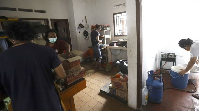 Suasana di kafe milik sekelompok pemuda yang diubah menjadi dapur umum yang dinamai 'Dapur Untuk Rakyat' di kawasan Pisangan, Ciputat, Tangerang Selatan, Senin (20/4). [Suara.com/Angga Budhiyanto]