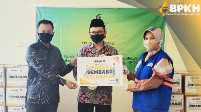 Menjelang Ramadan, BPKH membagikan ribuan paket sembako pada yang membutuhkan. (Dok : BPKH)