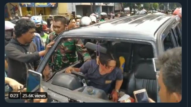 Takut Diamuk Massa, Perampok Cibubur Sempat Berlindung di Mobil Ringsek