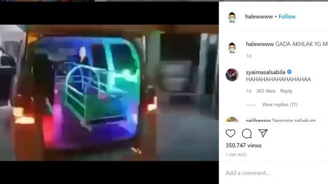 Ambulans dengan modifikasi nyeleneh (Instagram-halewwww)