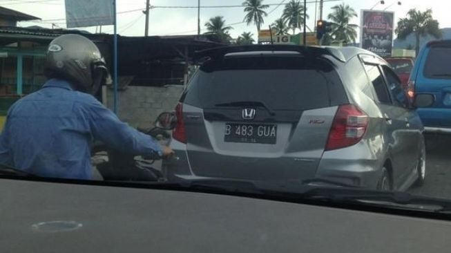 Plat nomor kendaraan unik bikin yang lihat pingin auto jawab.[Twitter/Romaanpicisan]