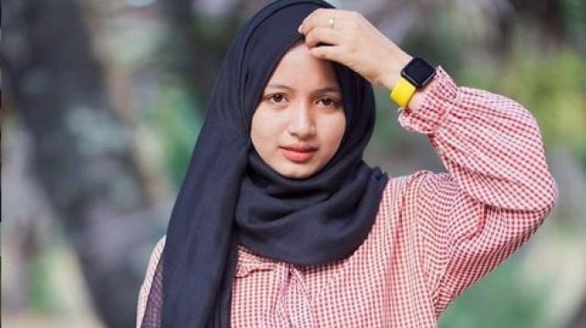 Contek Gaya Hijab ala Sanwanee Esor, Lisa BLACKPINK Versi Syariah nih!