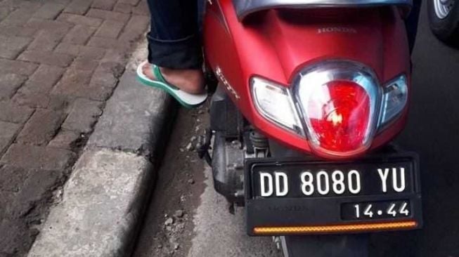 Plat nomor kendaraan unik bikin yang lihat pingin auto jawab.[Twitter/Romaanpicisan]