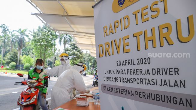 Petugas melakukan Rapid Test virus Corona kepada seorang driver ojek Daring di Kementerian Perhubungan, Jakarta Pusat, Senin (20/4). [Suara.com/Alfian Winanto]