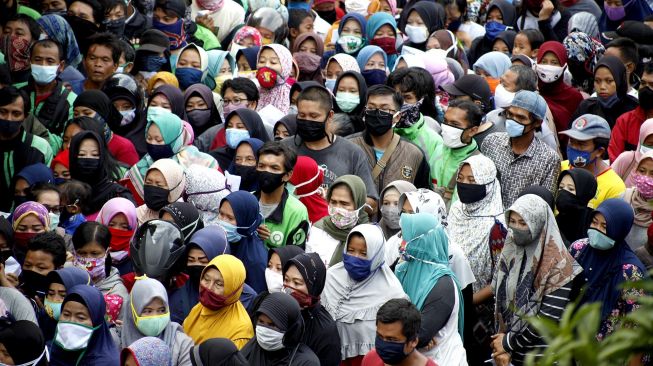 Ratusan warga antre sembako tanpa jaga jarak di gedung Baznas Kabupaten Bogor, Cibinong, Bogor, Jawa Barat, Senin (20/4). [ANTARA FOTO/Yulius Satria Wijaya]
