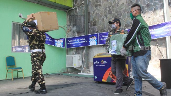 Banser membawa distribusi Alat Pelindung Diri ( APD) di kantor PP GP Ansor, Jakarta, Senin (20/4).  [Suara.com/Oke Atmaja]