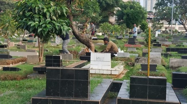 Masih Ada Peziarah di TPU Karet Bivak Saat PSBB, Pengunjung: Sebentar Saja