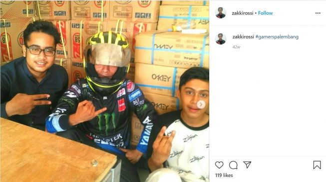 Rossi KW mampir ke gudang pakai helm (Instagram-Zakkirossi)