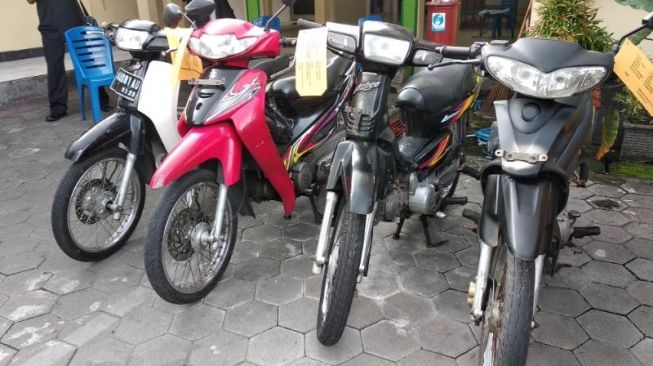 Empat unit sepeda motor yang menjadi alat bukti pencurian oleh US (58) di Mapolsek Gondomanan, Senin (20/4/2020). - (SuaraJogja.id/Muhammad Ilham Baktora)