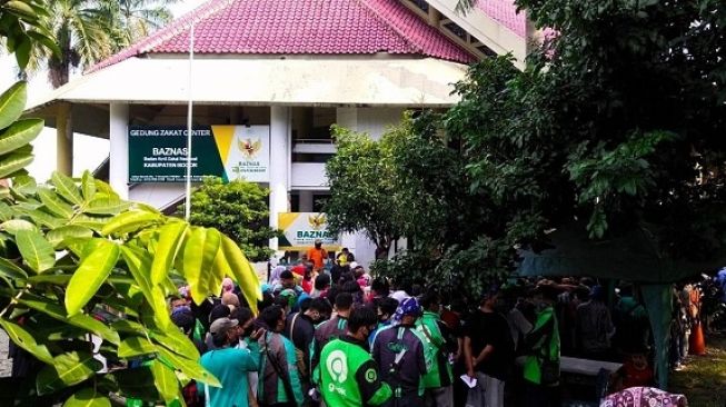 Menyemut saat Corona, Ratusan Warga Berjubel Antre Sembako di Kantor Baznas