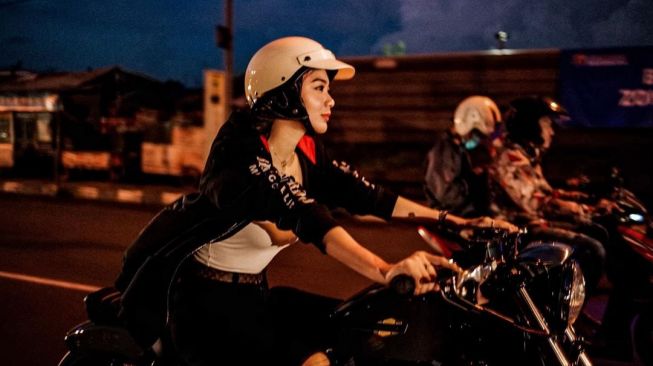 Best 5 Oto: Wika Salim Dapat Kado Vespa, Kawasaki H2 SX Pakai Radar