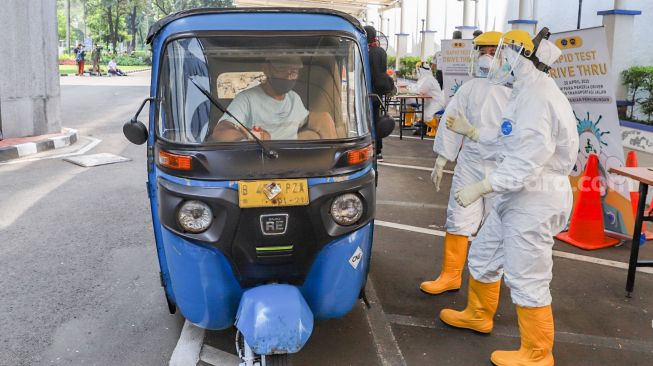 Petugas melakukan Rapid Test virus Corona kepada sopir bajaj di Kementerian Perhubungan, Jakarta Pusat, Senin (20/4). [Suara.com/Alfian Winanto]