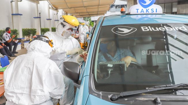 Petugas medis mengambil sampel darah pengemudi taksi di Kementerian Perhubungan, Jakarta Pusat, Senin (20/4). [Suara.com/Alfian Winanto]
