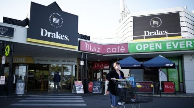 Seorang pembeli hendak mengembalikan belanjaan senilai Rp 100 juta ke Supermarket Drakes di Adelaide, Australia Selatan. (ABC News: Michael Clements)