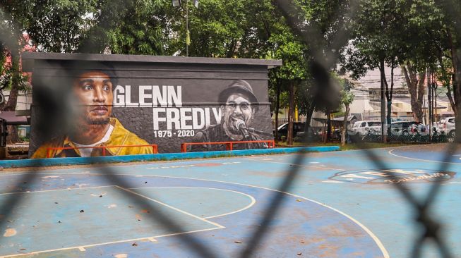 Mural bergambar Glenn Fredly di Lapangan Basket Panglima Polim, Jakarta Selatan, Selasa (21/4). [Suara.com/Alfian Winanto]