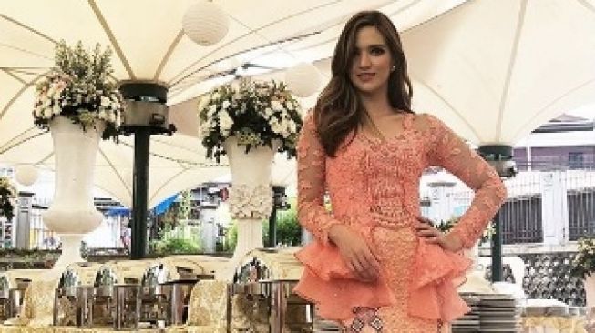 Nia Ramadhani mengenakan kebaya modern berwarna peach. (Instagram/@ramadhaniabakrie)