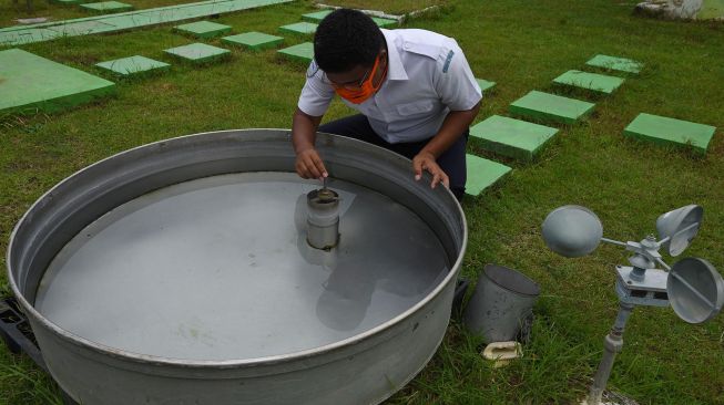 Petugas memeriksa panci penguapan (Open Pan Evaporimeter) di Laboratorium Terbuka BMKG (Badan Meteorologi Klimatologi dan Geofisika) Serang, Banten, Selasa (21/4).  [ANTARA FOTO/Asep Fathulrahman]